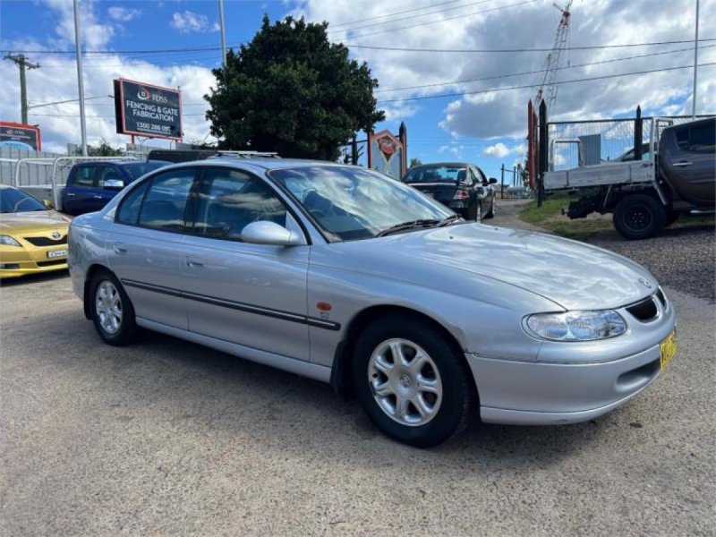 1998 HOLDEN BERLINA 4D SEDAN VT